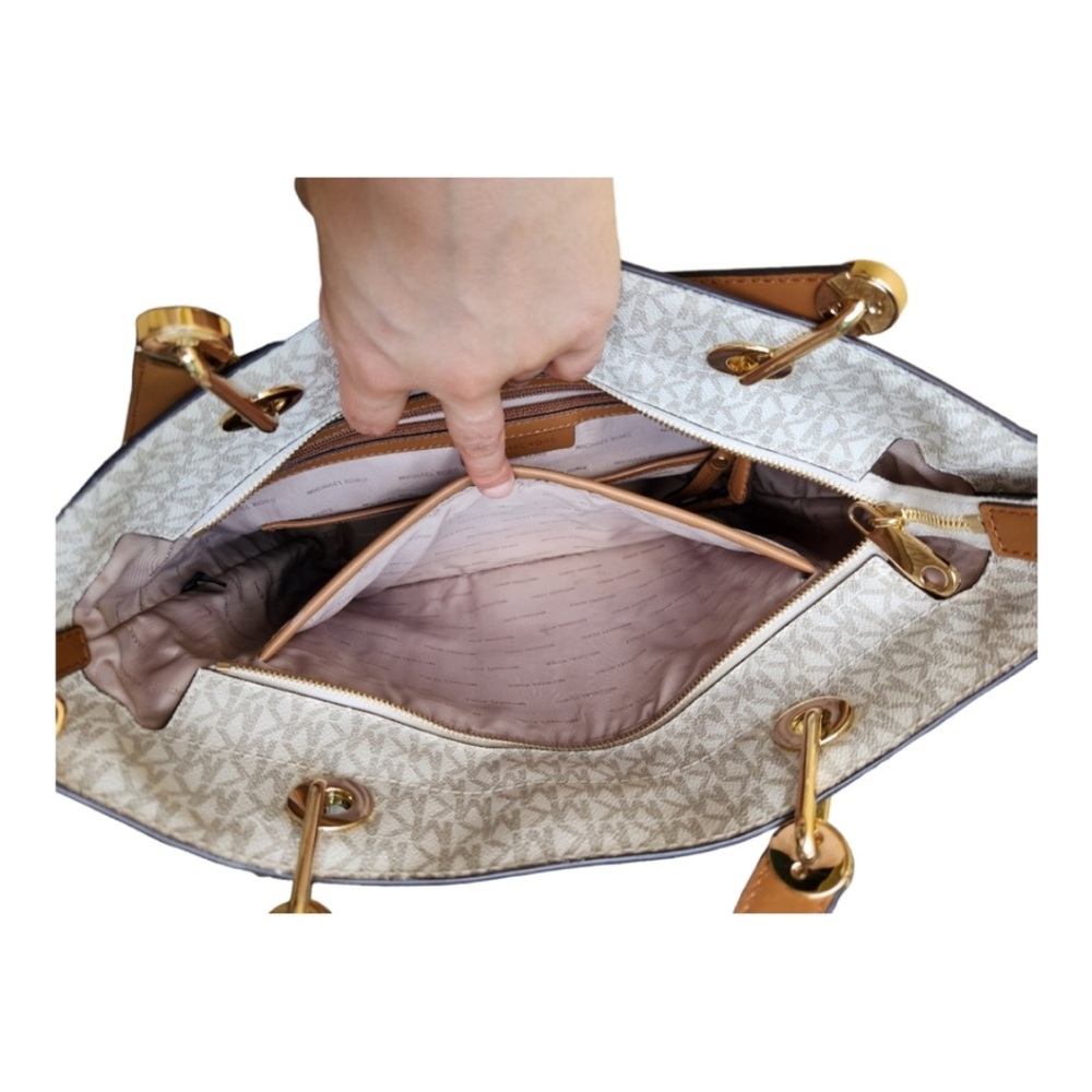 Michael Kors Elegant Beige Tote Bag - Picture 3 of 11